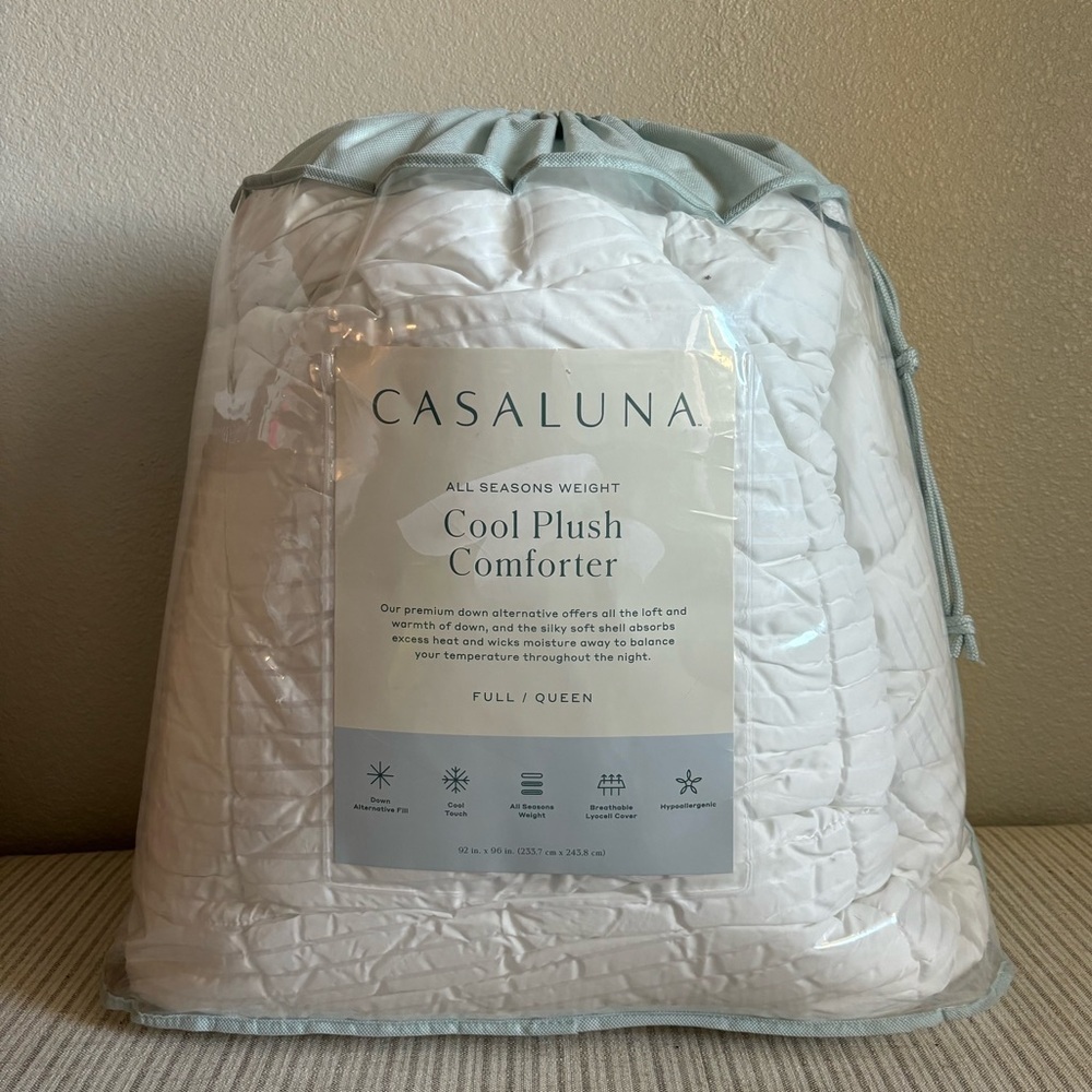 NWT Full/Queen All Seasons Cool Plush Down Alternative Comforter - Casaluna